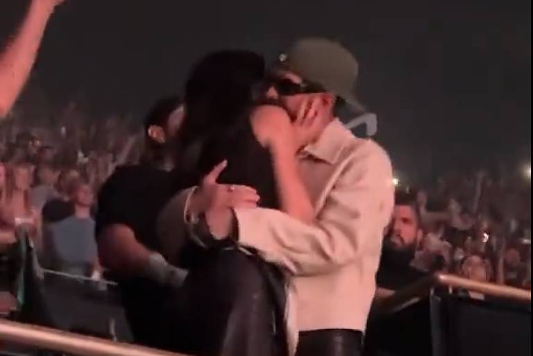 Kendall Jenner assume namoro com Bad Bunny e troca beijos com cantor durante show