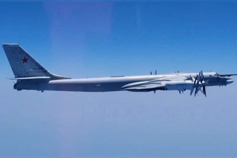 Imagem da Força Aérea da Rússia mostra bombardeiro Tu-95MS sobrevoando o Ártico nesta segunda (14)