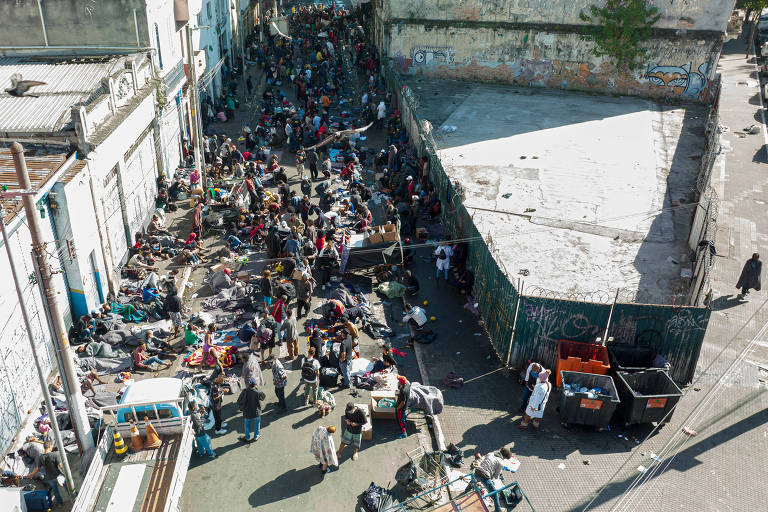 Fluxo da cracolândia na rua dos Protestantes, no bairro da Santa Ifigênia, no centro de São Paulo