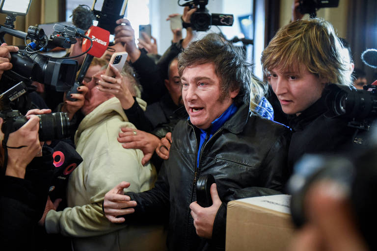 O político ultraliberal Javier Milei chega a seção eleitoral durante primárias na Argentina