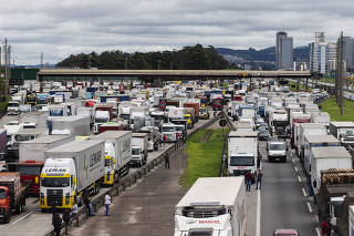 Caminhoneiros  apoiadores de Bolsonaro  protestam e bloqueiam  rodovia Castelo Branco na altura do KM 20