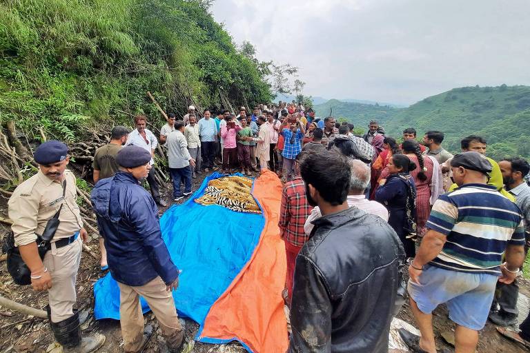 Pessoas se reúnem ao redor de corpos de vítimas na região de Jadon, na Índia
