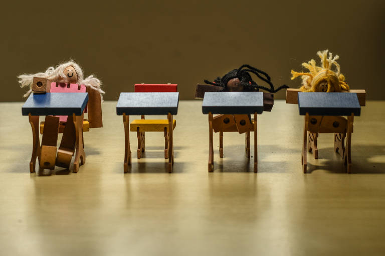 Brinquedos simulam uma sala de aula, com uma carteira vazia, simulando a morte de uma criança; material de apoio é usado nas sessões do ambulatório de crianças enlutadas
