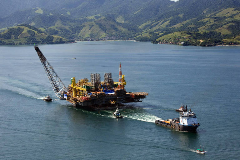 Montagem de plataforma de petróleo na costa brasileira