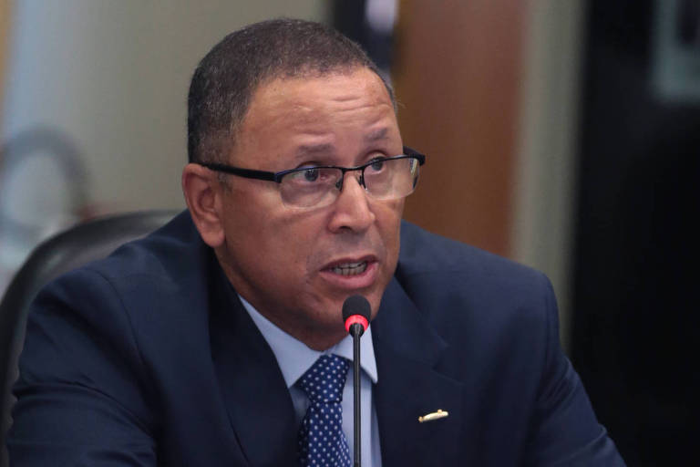 O contra-almirante da Marinha José Roberto Bueno Junior, chefe de gabinete de Bento Albuquerque no Ministério das Minas e Energia, atuou para tentar reverter a apreensão de joias na Receita Federal do aeroporto de Guarulhos, segundo a PF