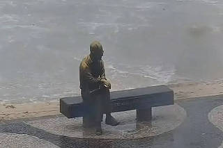 Frio no Rio Estátua de Drummond