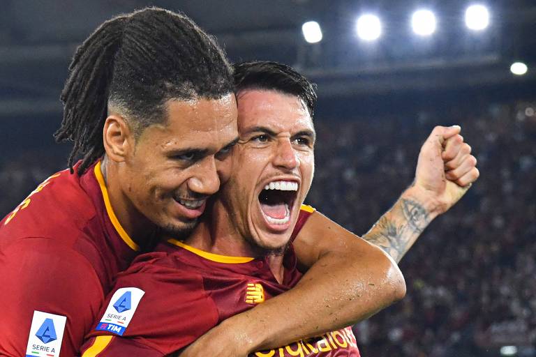 Abraçado por Smalling, o zagueiro Ibañez comemora gritando gol pela Roma contra o Monza, no Campeonato Italiano, no Estádio Olímpico
