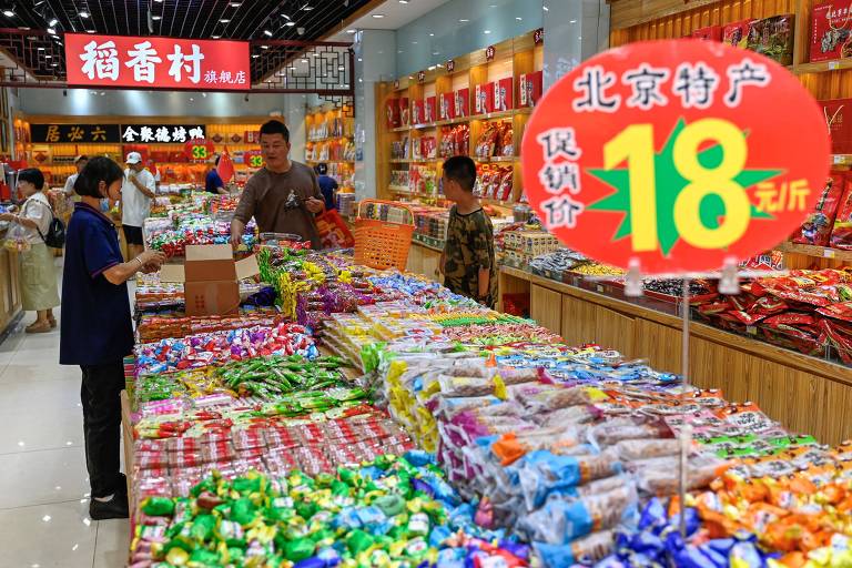 Clientes fazem compras em mercado na China