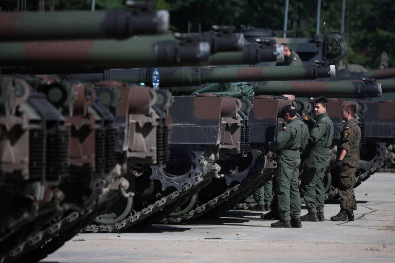 Tanques americanos M1A1 Abrams comprados pela Polônia são preparados para o desfile em Varsóvia