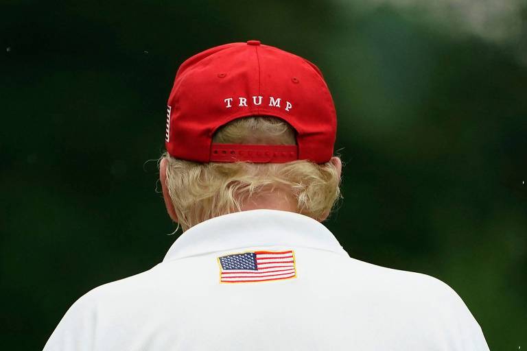 De costas, o ex-presidente e pré-candidato à Casa Branca, Donald Trump, em clube de olfe em Bedminster, no estado de Nova Jersey