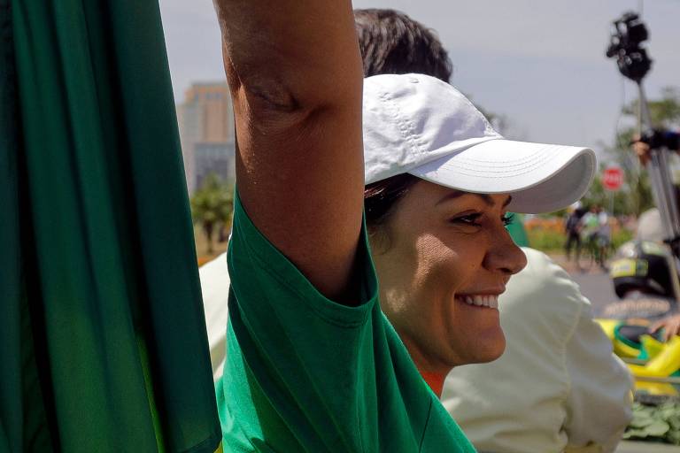 Em abril de 2023, Michelle Bolsonaro admitiu ter sido entregue no Palácio da Alvorada um estojo com joias avaliadas em R$ 800 mil; segundo ela, essas joias eram masculinas e não aquelas que ela disse desconhecer em março