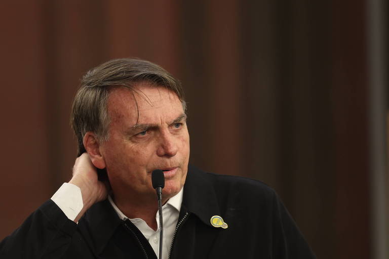 Em março de 2023, Bolsonaro afirmou à CNN que joias eram para o acervo presidencial; neste caso, não há a necessidade de pagamento de impostos, mas elas precisam passar por trâmite específico, o que também não ocorreu