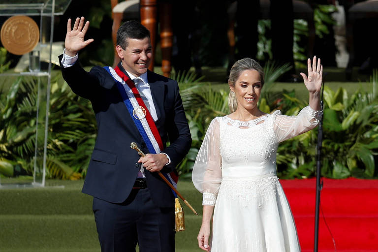 O novo presidente do Paraguai, Santiago Peña, ao lado da primeira-dama Leticia Ocampos durante cerimônia de posse em Assunção