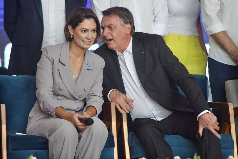 Deputada quer obrigar Bolsonaro a vacinar a filha Laura - 03/05/2023 -  Mônica Bergamo - Folha