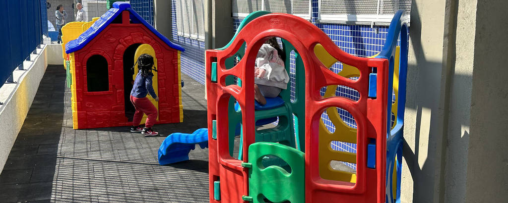 Crianças brincam no playground do Centro Educacional Infantil Milton Gonçalves, na zona leste de São Paulo, inaugurado neste ano, com capacidade para atender cerca de 200 crianças