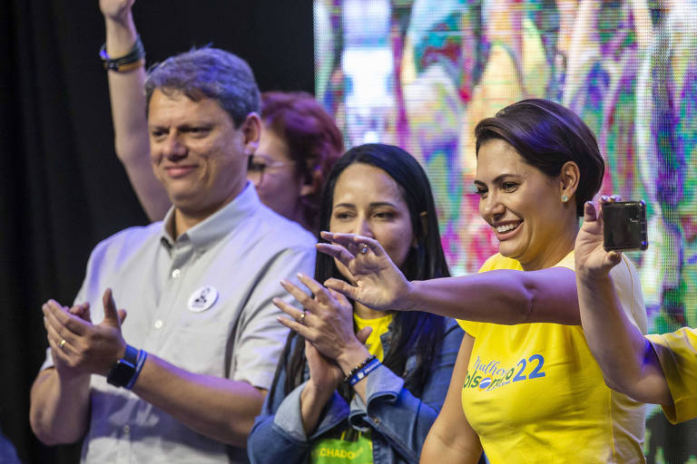 Ainda no dia 11 de agosto, Michelle reagiu à pergunta de mulheres em um restaurante em Brasília, que indagaram à ex-primeira-dama sobre onde estavam as joias; Michelle foi à mesa das mulheres e disse 'você é tão mal-informada que sabe onde estão as joias'