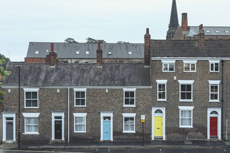 Fachadas de casas no interior da Inglaterra
