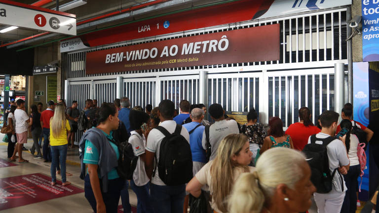 Passageiros se aglomeram na entrada da estação Lapa do metrô de Salvador, que ficou fechada por falta de luz