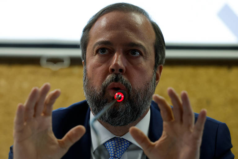 Ministro Silveira cita apagão e volta a questionar Eletrobras sobre PDV