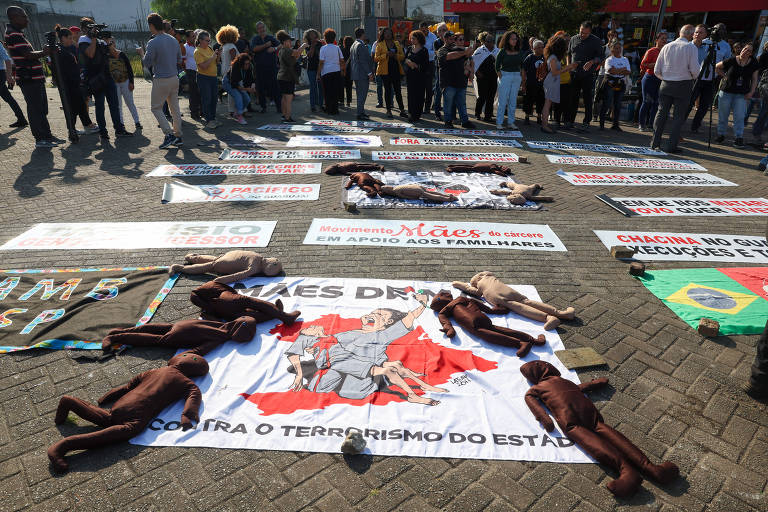 Cartazes e bonecos representando vítimas estendidos no chão
