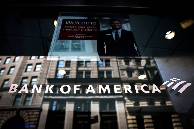 Imagem mostra reflexo de um prédio com a logo do Bank of America
