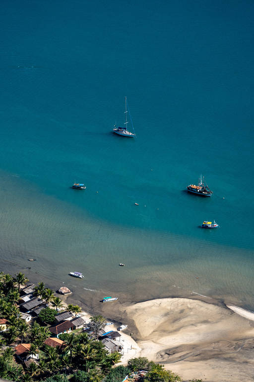 Barcos no entorno do Saco do Mamanguá, no pé da Serra da Bocaina,a partir do Morro do Pão de Açúcar