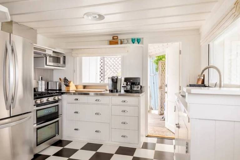 Em foto colorida, cozinha de uma casa aparece em um anuncio