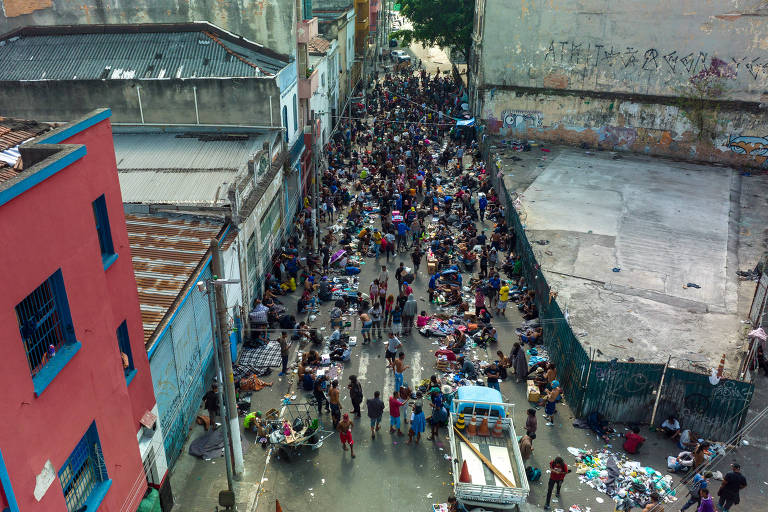 Imagem aérea mostra concentração de pessoas em uma rua 