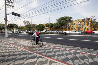 Prefeitura de SP expande ciclovias nas calcadas: Ciclista usa ciclovia da calcada da av Tiradentes na altura do Batalhao da Rota (lado oposto) e rua Ribeiro de Lima. Prefeitura quer entregar mais de 300 km de ciclovias e ciclofaixas ate fim de 2024