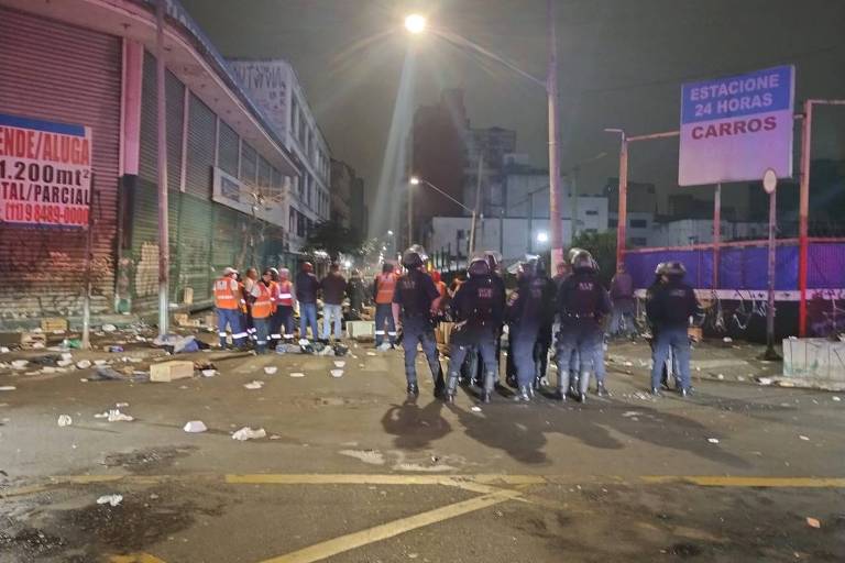 GCM usou bombas e balas de borracha para dispersar usuários de drogas que estavam na rua das Gusmões com a avenida Rio Branco, no centro de SP, na noite desta terça (15)