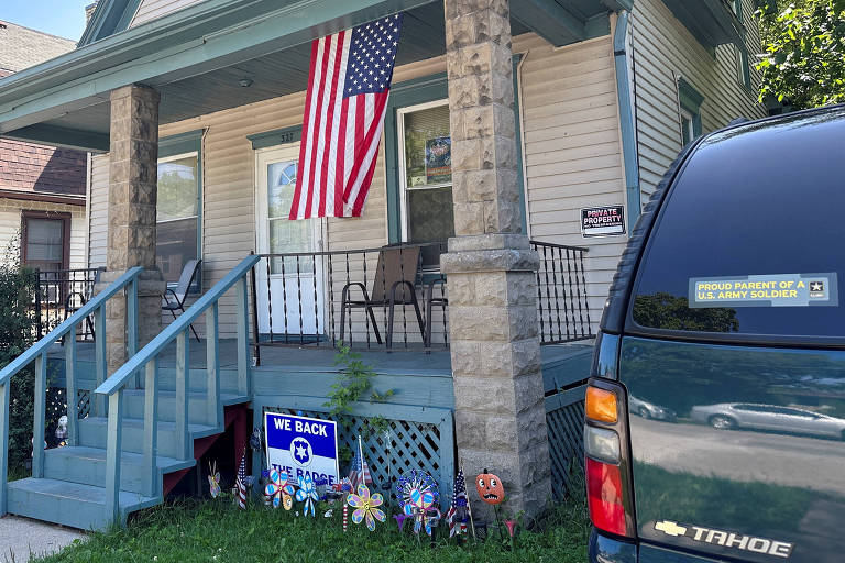 Casa dos pais de King, no estado americano de Wisconsin; no carro, um adesivo diz 'pais orgulhosos de um soldado do Exército dos EUA'