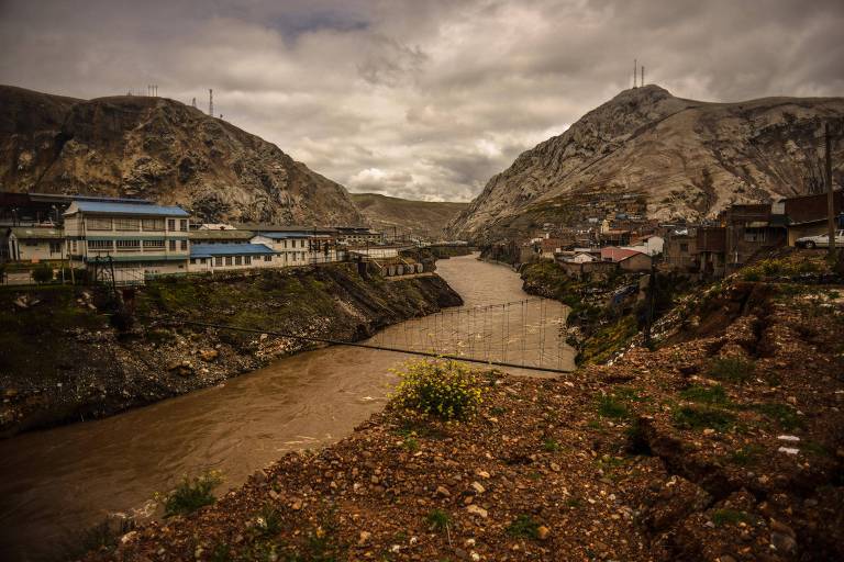 O rio peruano Mantaro ao passar pela cidade de La Oroya