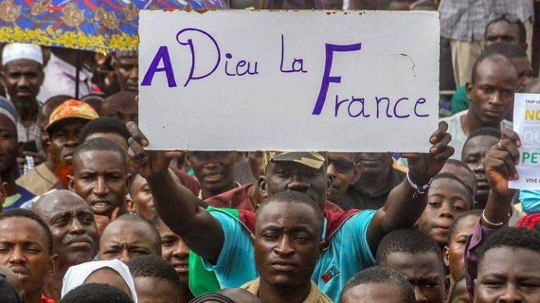 'Adeus, França', diz faixa exibida por manifestante pró-golpe no Níger