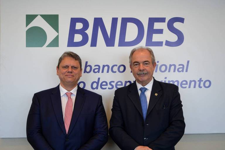 O governador de São Paulo, Tarcísio de Freitas, e o presidente do BNDES, Aloizio Mercadante, durante encontro na sede do banco