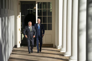 Brazilian President Luiz Incio Lula da Silva and U.S. President Joe Biden walk along the West Colonnade to the Oval Office at the White House in Washington, Feb. 10, 2023. (Sarah Silbiger/The New York Times)