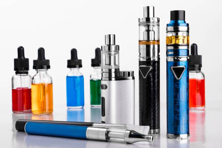 Cigarros eletrônicos e embalagens de vidro com refil líquido de várias cores