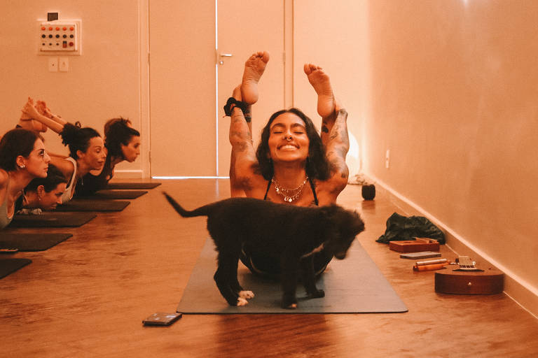 Aula de pilates com filhotes de cachorros movimenta o Centro de Convivência  do Idoso Gopoúva