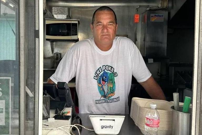 Daniel Kalahiki, dono de um food truck em Wailuku, no Havaí, diz que os turistas são 'essenciais' para evitar que o desastre de Lahaina se espalhe
