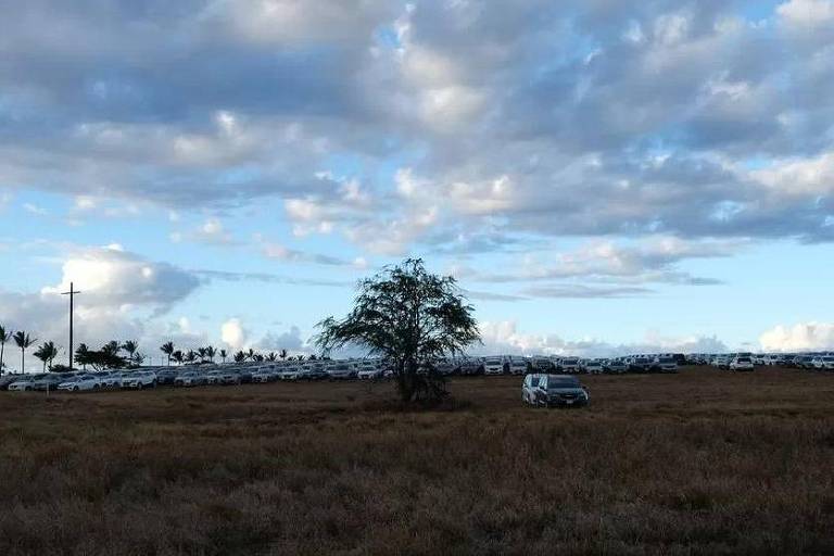 Excedente de carros para aluguel fica do lado de fora do aeroporto de Maui depois que milhares de visitantes deixaram a ilha
