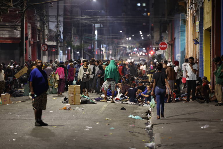 Movimentação de usuários de drogas no cruzamento das ruas dos Gusmões e do Triunfo, em Santa Ifigênia, no centro de São Paulo