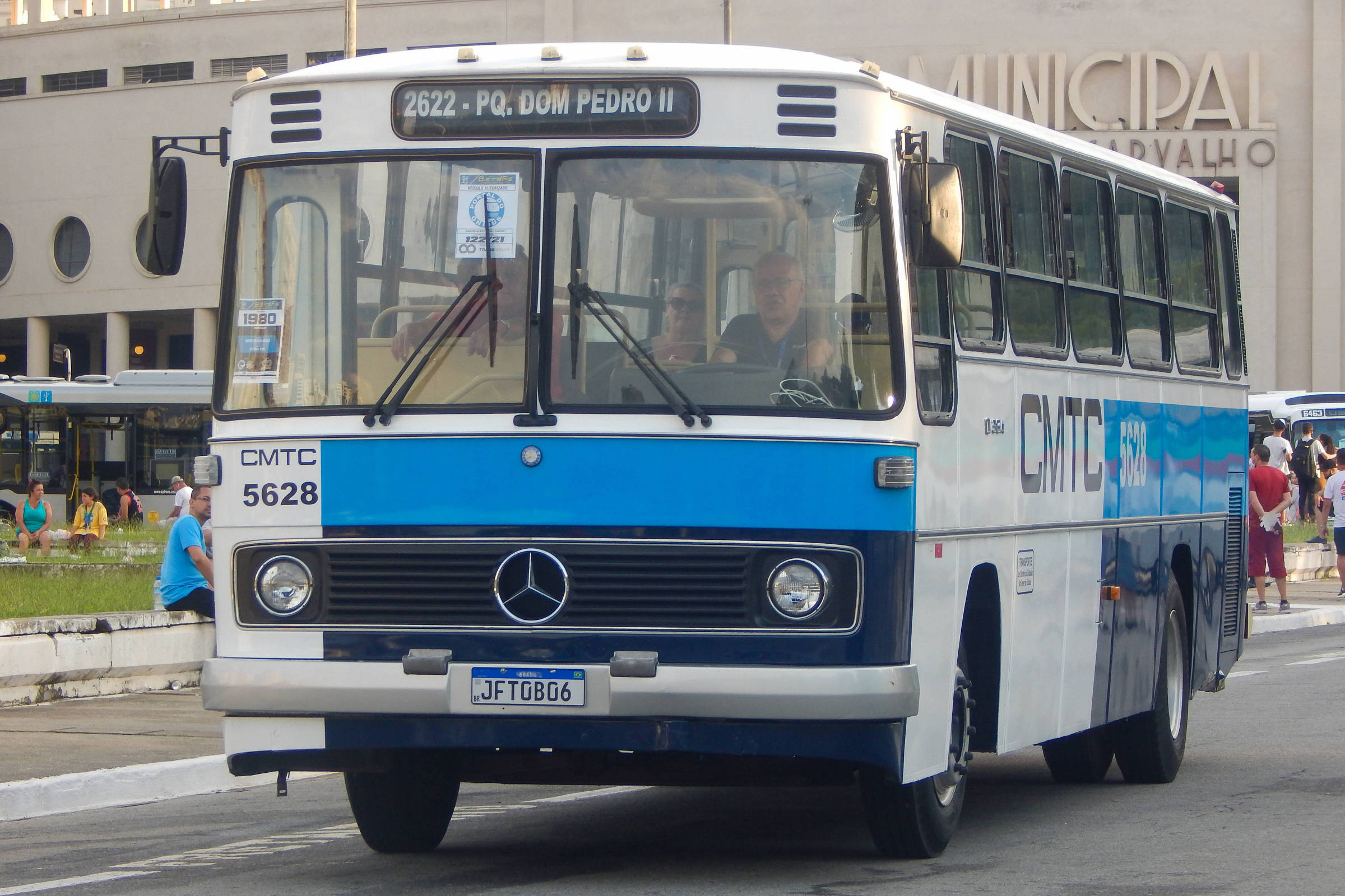 SPTrans manda que dono de ônibus histórico tire nome CMTC do veículo
