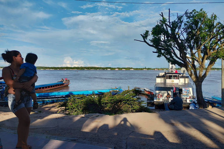 Uma mulher passa pelo porto de Pucallpa, capital da região de Ucayali, no Peru. As drogas da região são contrabandeadas por via fluvial e aérea, bem como por jovens que viajam a pé pela floresta até a fronteira brasileira.