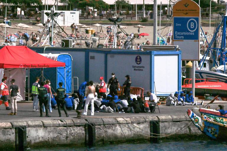 Migrantes descansam nas Ilhas Canárias, na Espanha, após serem resgatados