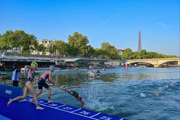 Atletas de triatlo nadam no rio Sena despoluído em evento teste para Olimpíadas de 2024
