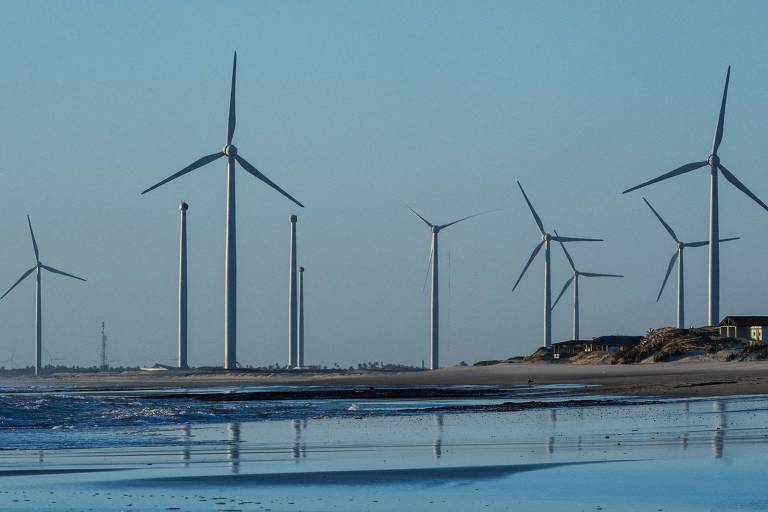 Foto mostra torres de captação de energia eólica