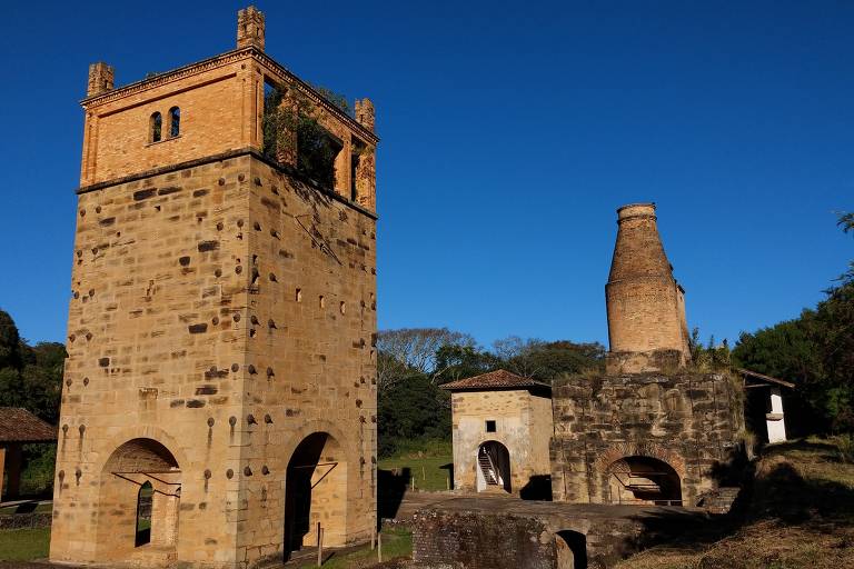 Alto Forno de Mursa, que foi construído a partir de 1878 durante
a administração do engenheiro Joaquim de Souza Mursa; a construção é uma das atrações da área histórica da Flona Ipanema (Floresta Nacional de Ipanema), administrada pelo ICMBio