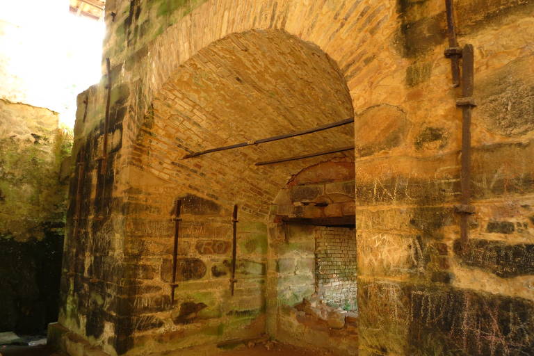 Um dos fornos remanescentes da Real Fábrica de Ferro São João de Ipanema, em Iperó (SP); construções históricas estão abertas à visitação do público de terça a domingo