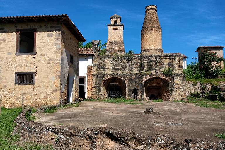 Os chamados Altos Fornos Geminados, uma das construções remanescentes da Real Fábrica de Ferro São João de Ipanema, hoje parte da Floresta Nacional de Ipanema (Flona Ipanema)