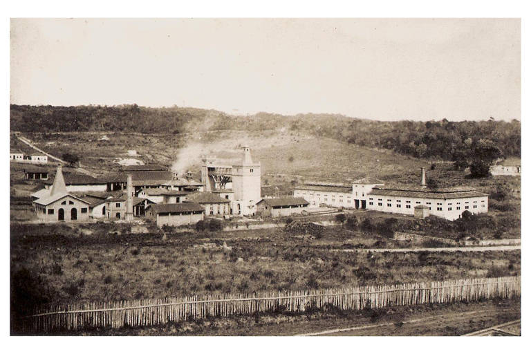 Real Fábrica de Ferro São João de Ipanema em foto de 1884; siderúrgica está localizada no distrito de Bacaetava, no município de Iperó, interior de São Paulo