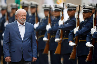 O presidente Lula passa em revista a tropa em frente ao Comando da Aeronáutica